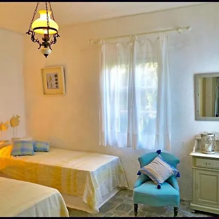 Greek Traditional Island Sai Λουτρά